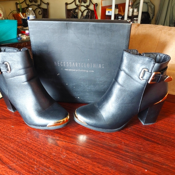 Black Ankle Gold Plated Tirms front Heels - Picture 11 of 13